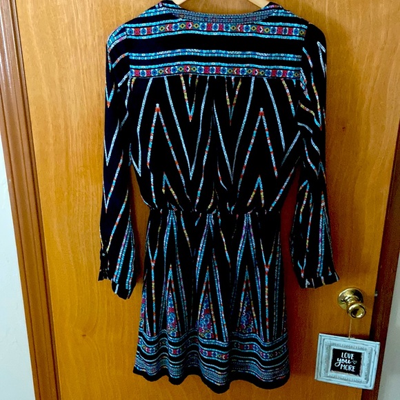 Black/multi-colored lightweight dress w/ inside lining. - Picture 3 of 4